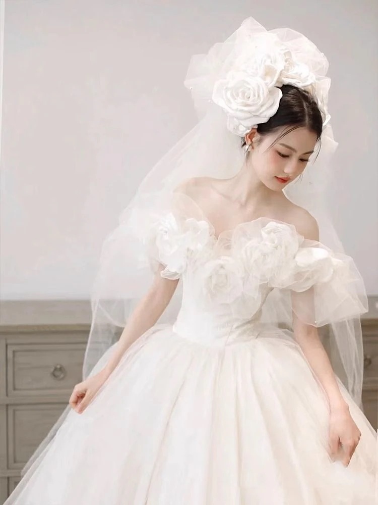 ワンショルダーライトウェディングドレス花嫁2025のテクスチャードリームスーパードレストラベルショットメインヤーン