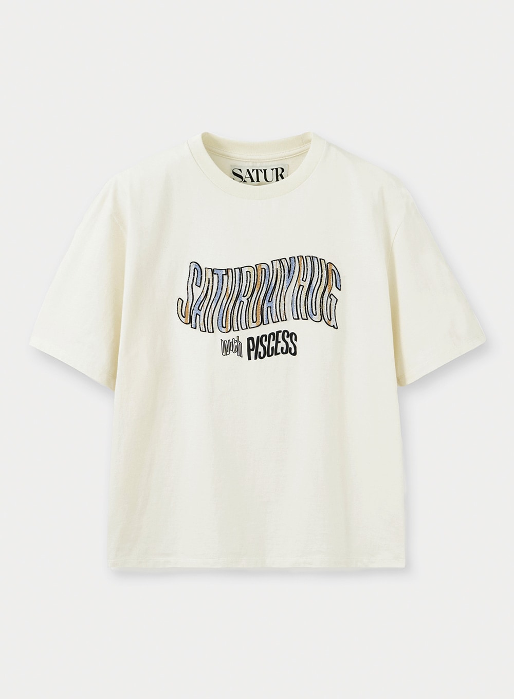 【SATUR】 [PISCESS X SATUR WOMAN] SATURDAYHUG T-SHIRTS : CREAM WHITE