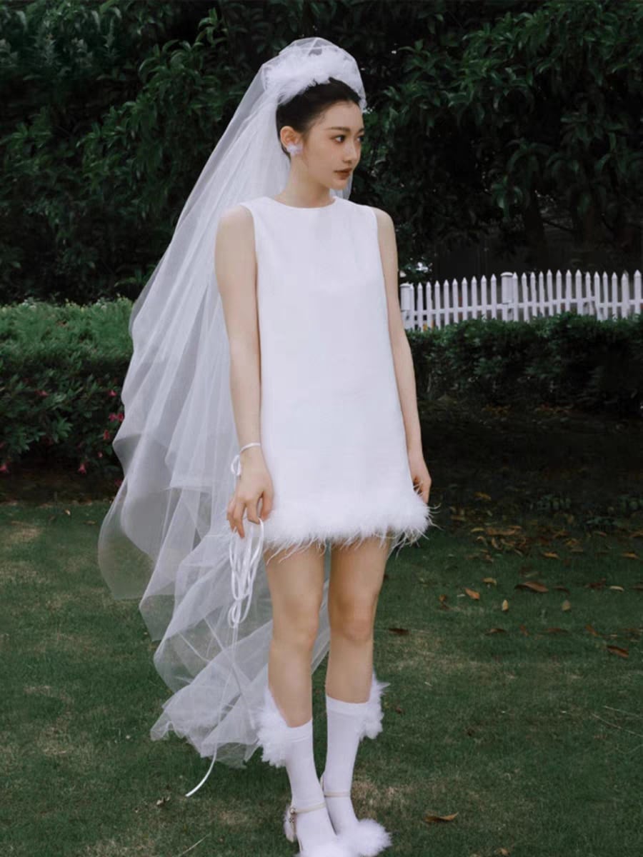 ワンピース ウエディングドレス 白 二次会 花嫁 結婚式 ドレス お呼ばれ シンプル 羽飾り ミニ丈 ノースリーブの丸首ドレス 7,790円