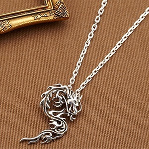 メンズネックレス　トライバルドラゴンモチーフシルバーネックレスペンダント　龍 ファイヤーパターン　竜　シルバー925 シルバーアクセ　ユニセックス　激安