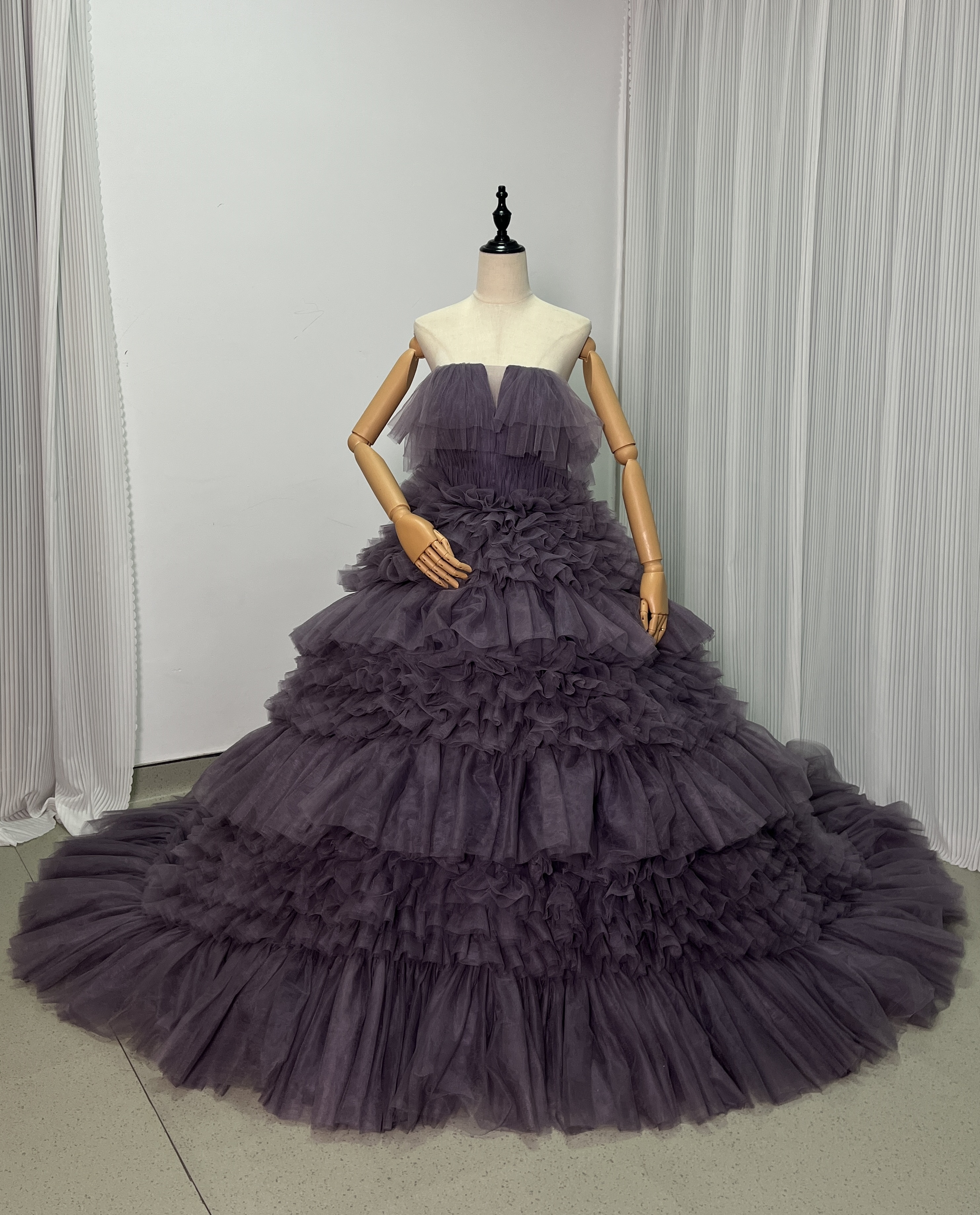 カラードレス パープル 花嫁 チューブトップ ビスチェタイプ 華やかなトレーン レイヤードドレス エレガント フレアスカート