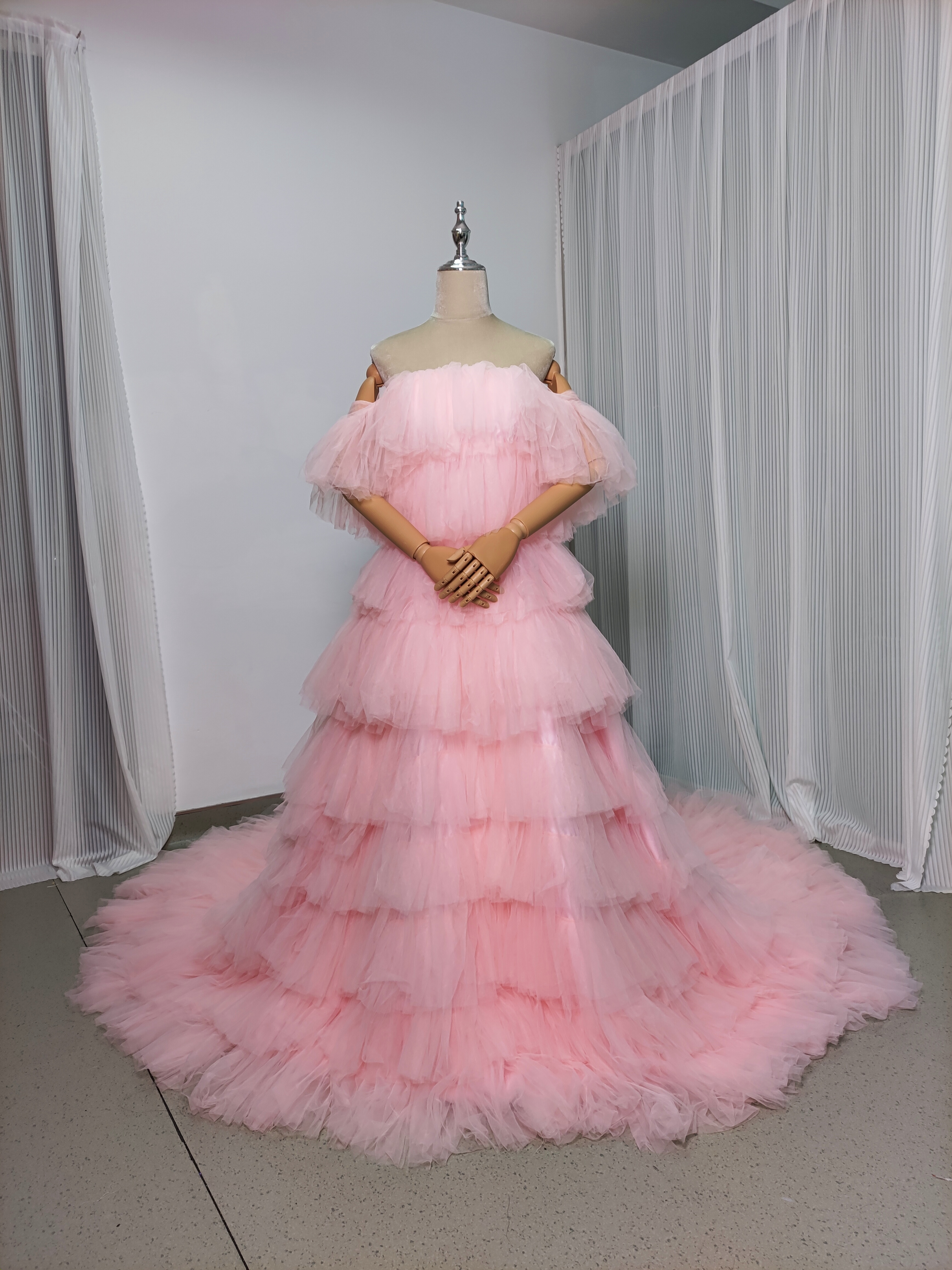 人気上昇！カラードレス ローズピンク オフショルダー 柔らかく重ねたチュールスカート プリンセスライン 花嫁