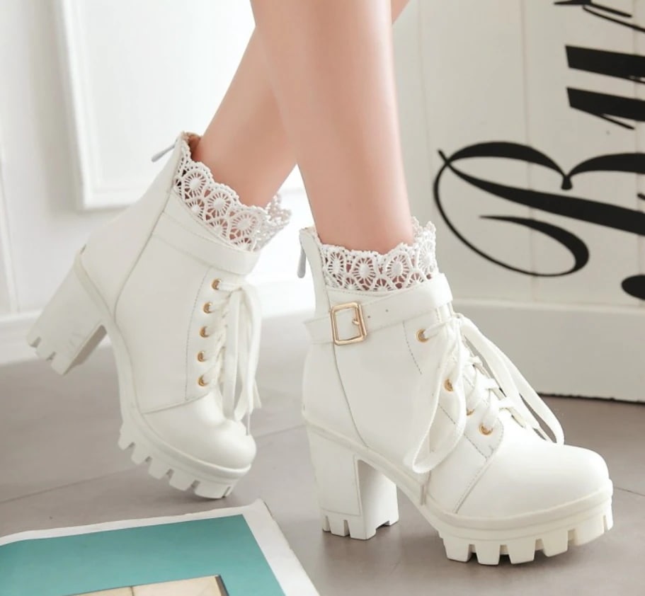 レース シューズ 靴 くつ クツ ブーツ レディースシューズ レディースブーツ ショートブーツ ヒール 太ヒール ラウンドトゥ 歩きやすい 履きやすい ベルト 美脚 脚長 PU 厚手 かわいい