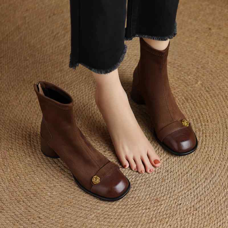 ブーツ ショートブーツ シューズ レディース ラウンドトゥ スエード ワンポイント 無地 柔らかい 茶 黒 ヒール ローヒール 太ヒール 歩きやすい 個性的 高級感 豪華 ゴージャス 秋 冬 きれいめ