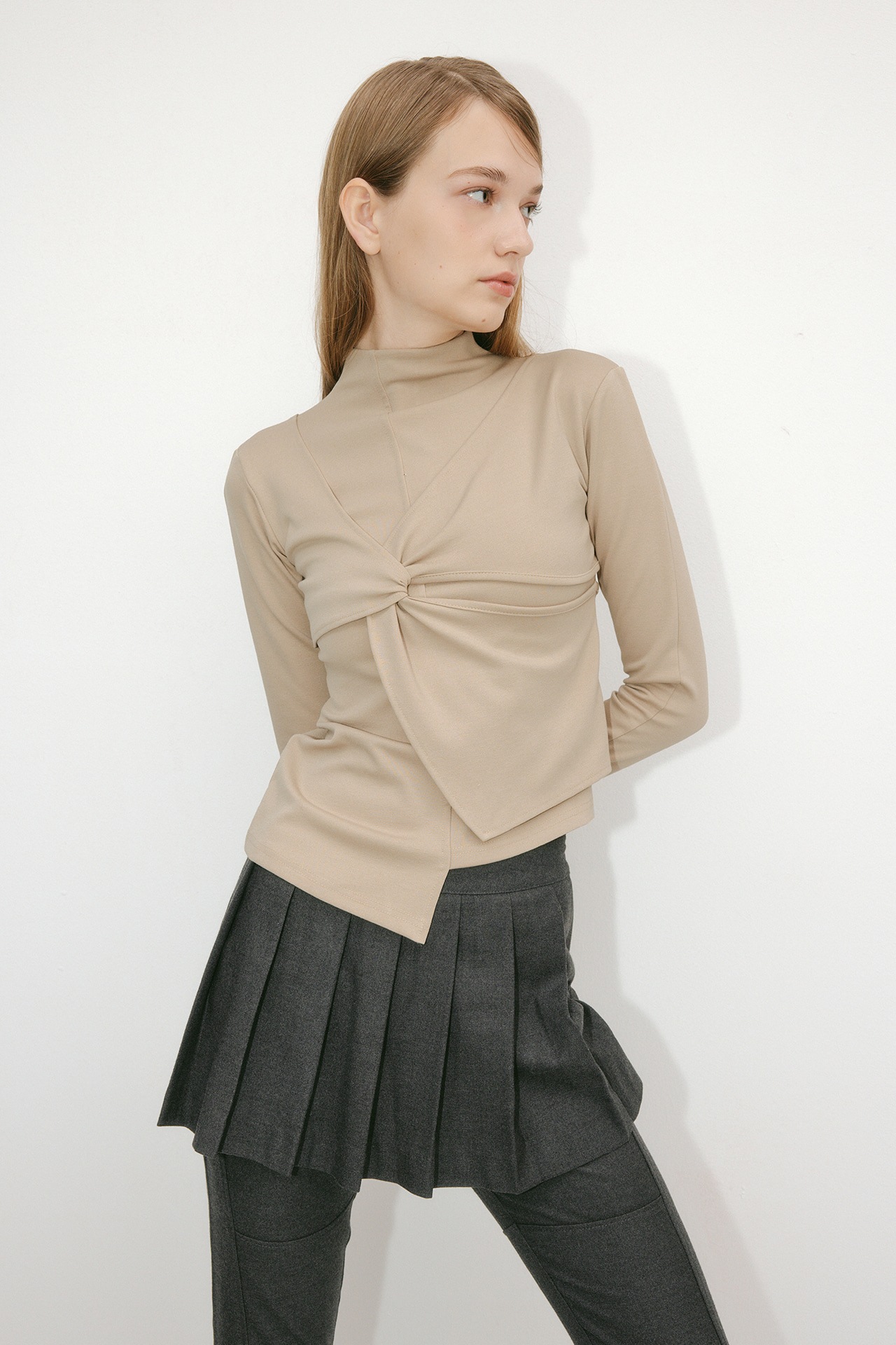 【YUSE】 TWIST DETAIL LAYERED TOP : 2COLOR