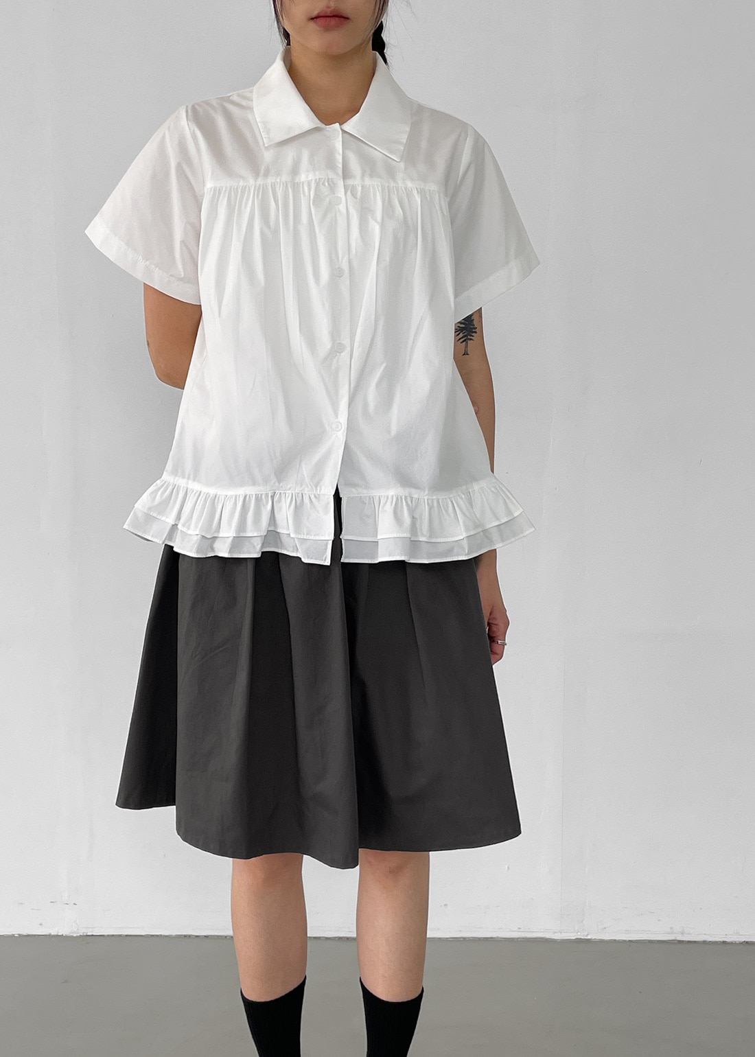 チュキアシャーリングフリル半袖シャツ