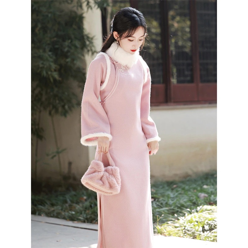 ピンクチョンサムの新年の挨拶スタイル2025冬の若い女の子は濃厚で暖かいルイーリングスタイル