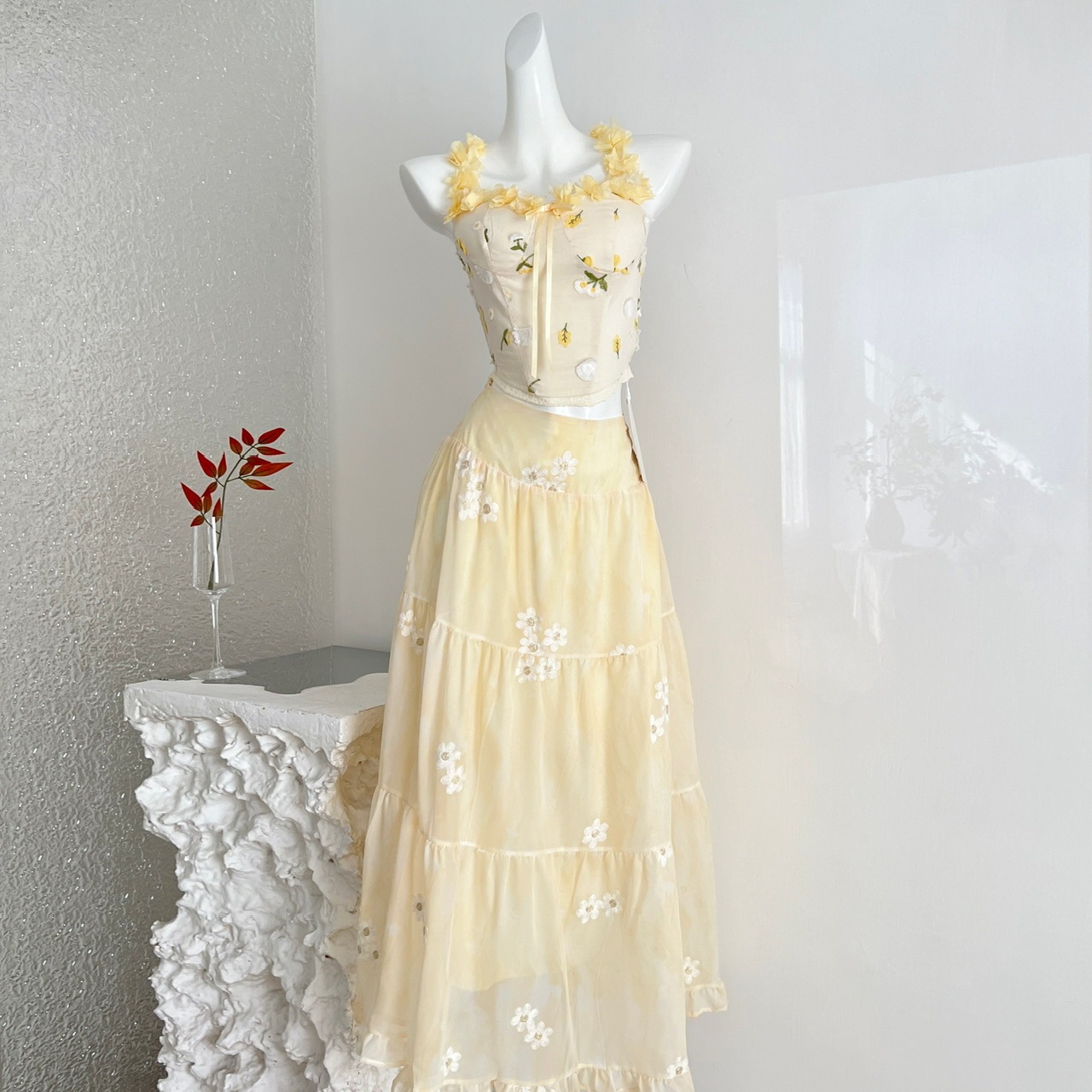 イエロー ショート丈 刺繍キャミソールタンクトップ ハイウエストAラインスカート 2点セット 2026 女性