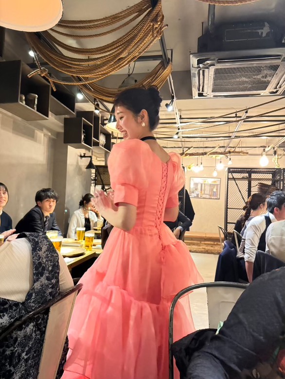 実例写真！パーティードレス ピンク 可愛い プリンセスライン ミモレ丈 デザイン感 二次会 音楽会 前撮り