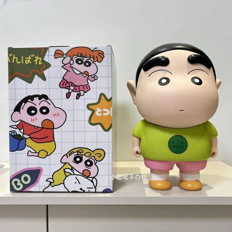 しんちゃんがテレビのカウンターのデスクトップアクセサリーを作って漫画の人形を飾って新居に引っ越してプレゼントした