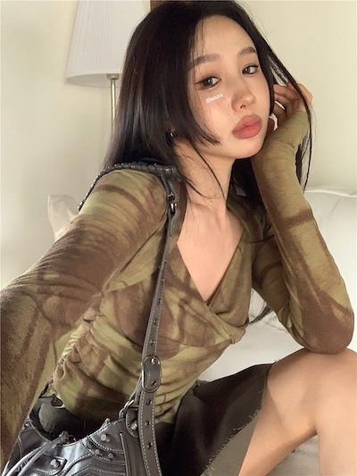 613OレトロVネックタイダイ長袖Tシャツ女性デザインニッチサマースリlムショートプリーツ甘いチリガール日焼け止めトップス 89,999円