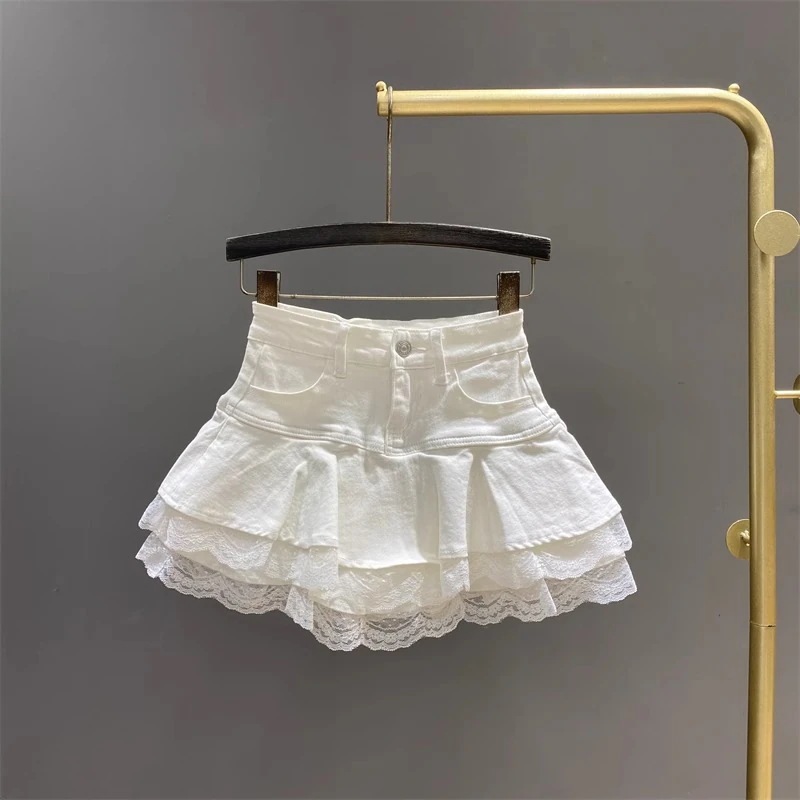 ホワイトのレーストリムとフリルが特徴のデニムミディスカートハイウエストのAラインシルエットで春夏にぴったりのセクシーなミニスカートです