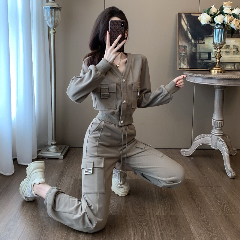 ハイエンドのカスタマイズ-香港スタイルの女性のためのカジュアルスーツ 2024 春の新しいスリムフィット V ネックカーディガントレーナーアンクレットオーバーオール 2 点セット