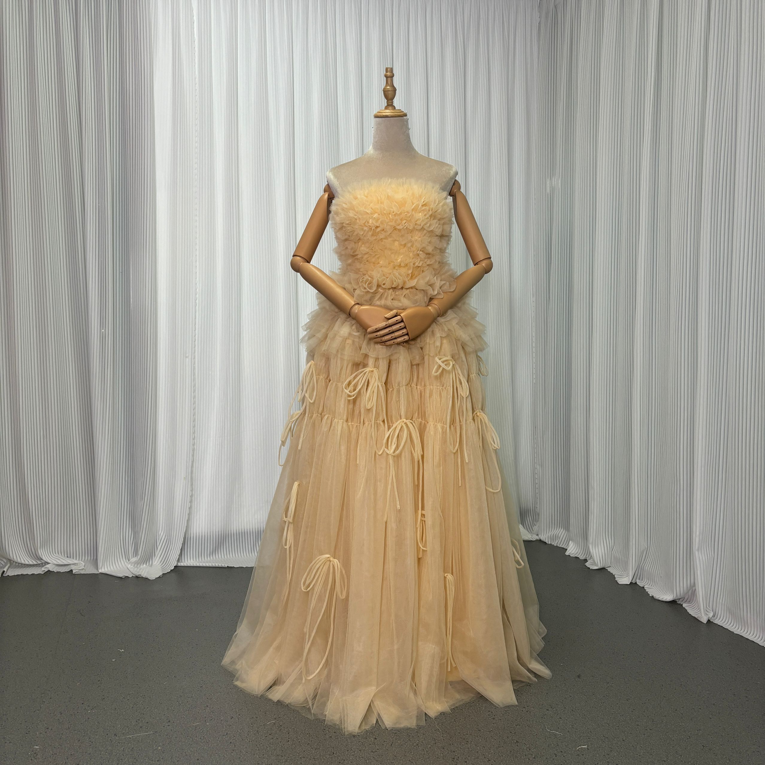 カラードレス シャンパン色 柔らかく重ねたチュールスカート リボン ロング もこもこドレス 花嫁 前撮り 40,937円