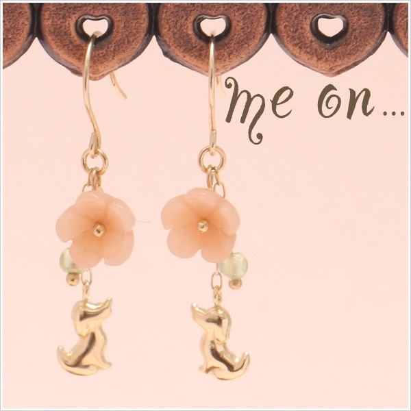 me on... K10YG ダックスフンドシルエット フラワー ピアス 発送目安２-３週間