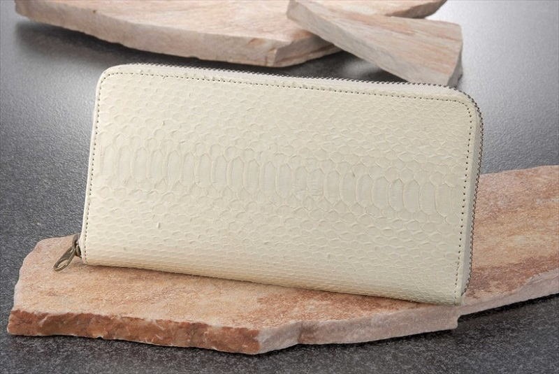 白蛇　ファスナー付き長財布 送料無料 開運 長財布 白蛇 mate