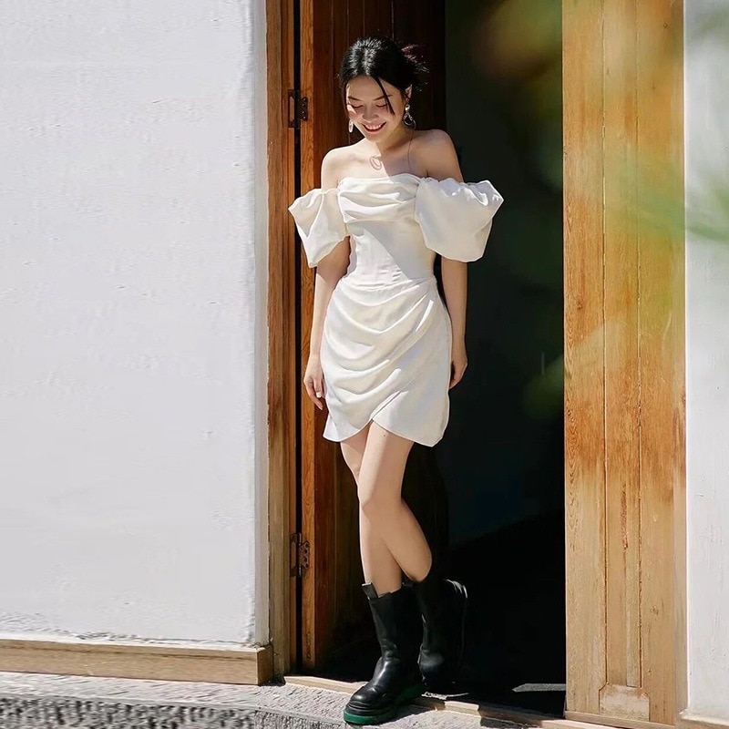 フランス式の軽いウェディングドレスの新婦の気質は簡単で外に出ます