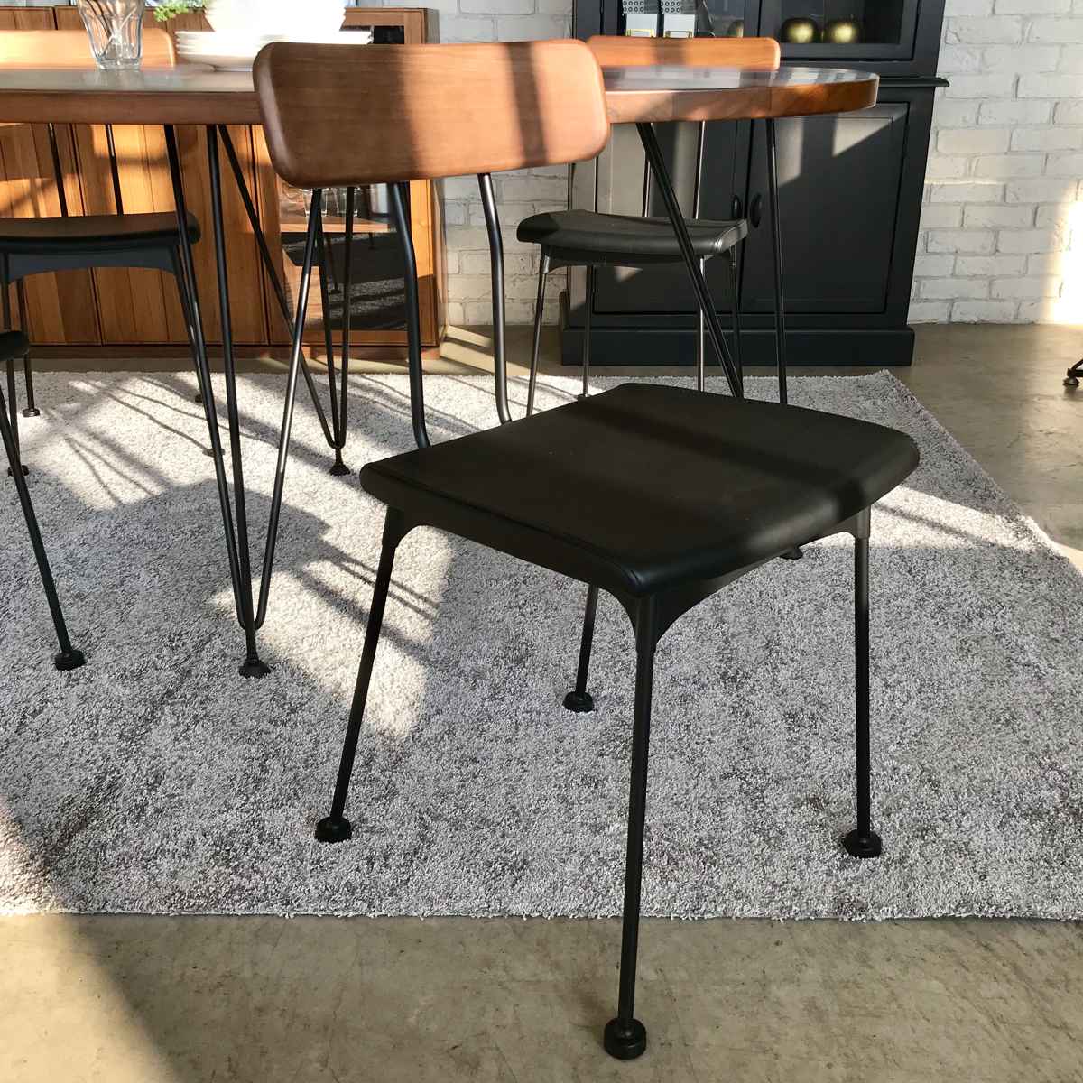 ダイニングチェア 疲れにくい 背もたれ 天然木 シンプル チェア 椅子 ダイニング デスクチェア リビング レザー調 スチール脚 モダン レトロ風 ヴィンテージ調 おしゃれ 完成品