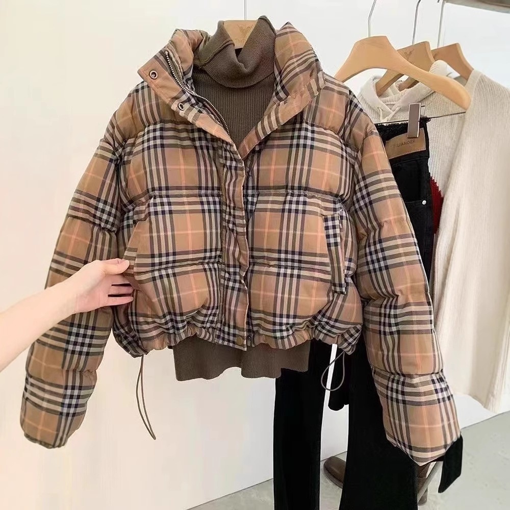 短いダウンジャケット女性2025冬の新しい小さなパン服は白いアヒルのベルベットの韓国版格子コートを厚くした