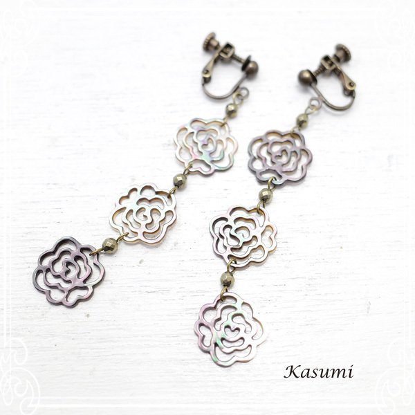 黒チョウ貝のバラのイヤリング Kasumiかすみ アクセサリー/作家/ハンドメイド