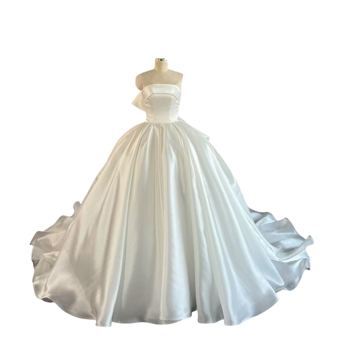 ウエディングドレス 純白 光沢サテン 華やかなトレーン ベアトップ ふっくら柔らかなバックリボン