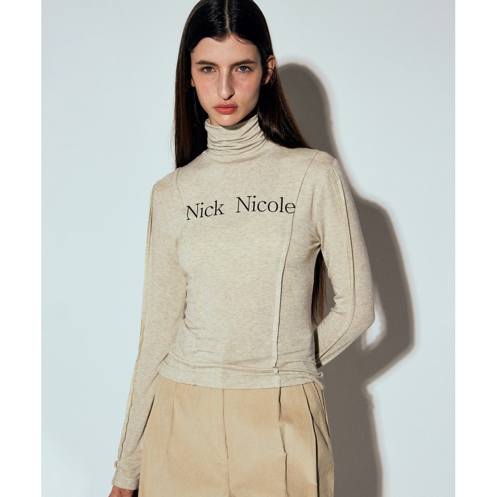 ニック&ニコールニコールピンタックラインタートルネックトップ_オートミール
