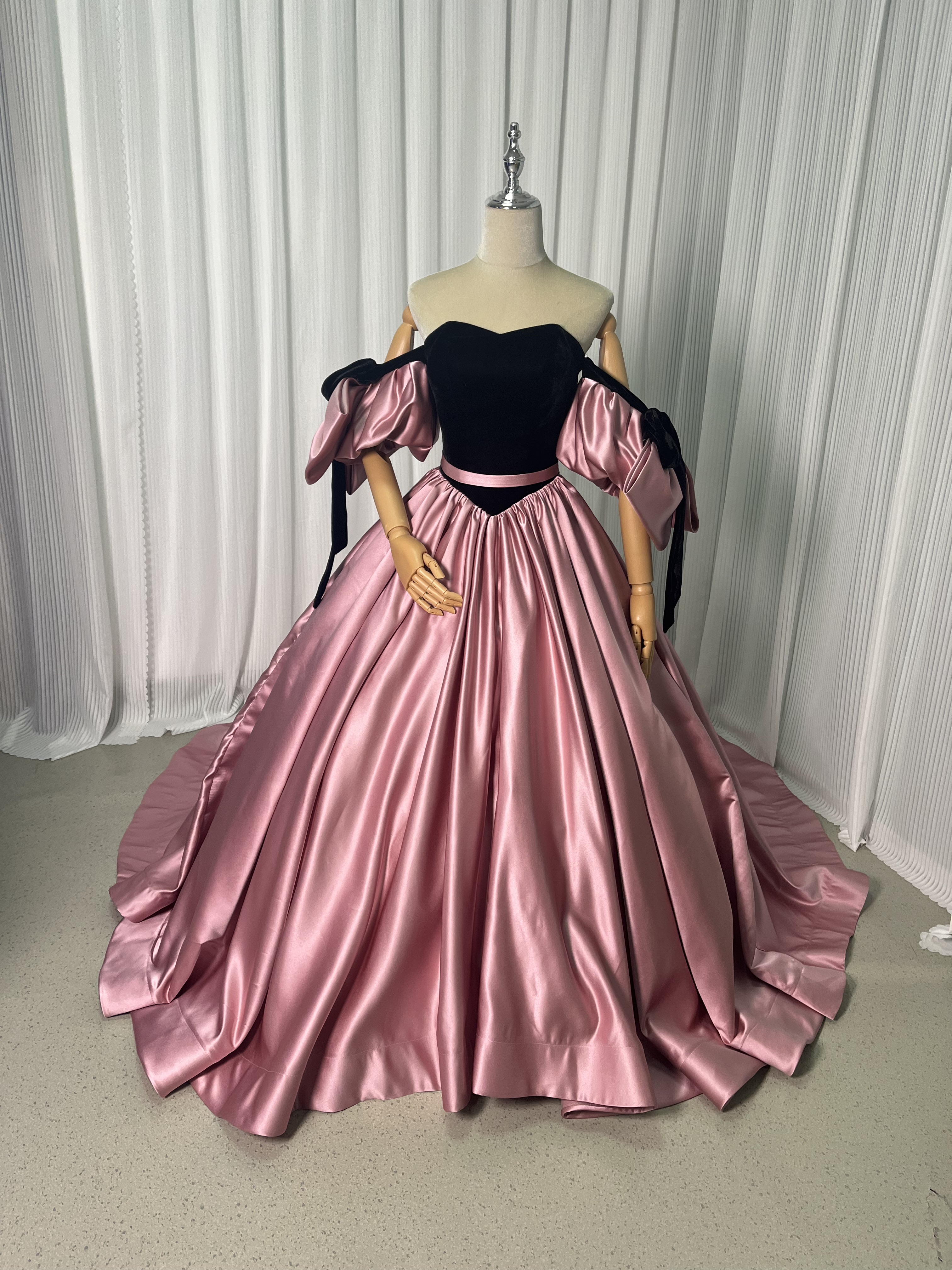カラードレス ピンク オフショルダー 編み上げ 光沢サテン サッシュベルト 華やかなトレーン アンティークなドレス