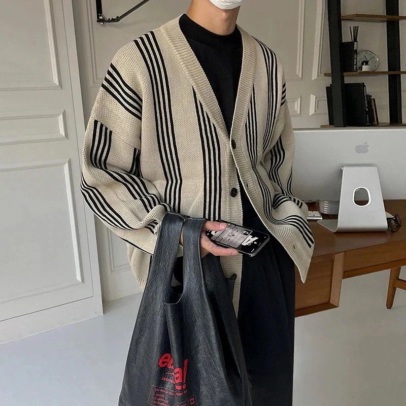メンズカーディガンジャンパーと緩いカジュアル風Vネックストライプニットセータージャケットのの韓国語バージョン