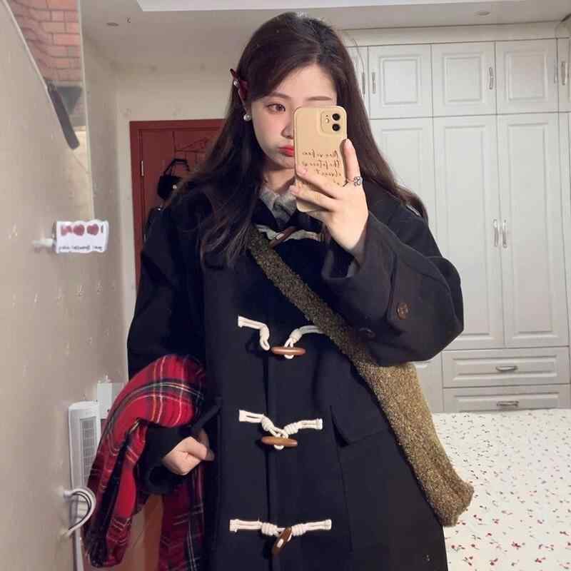 秋冬 コーデ レディース ファッション オシャレ 服 カワイイ シンプル 大人カワイイ 大きいサイズ ブラックホーン ボタン コート フード付き ウール