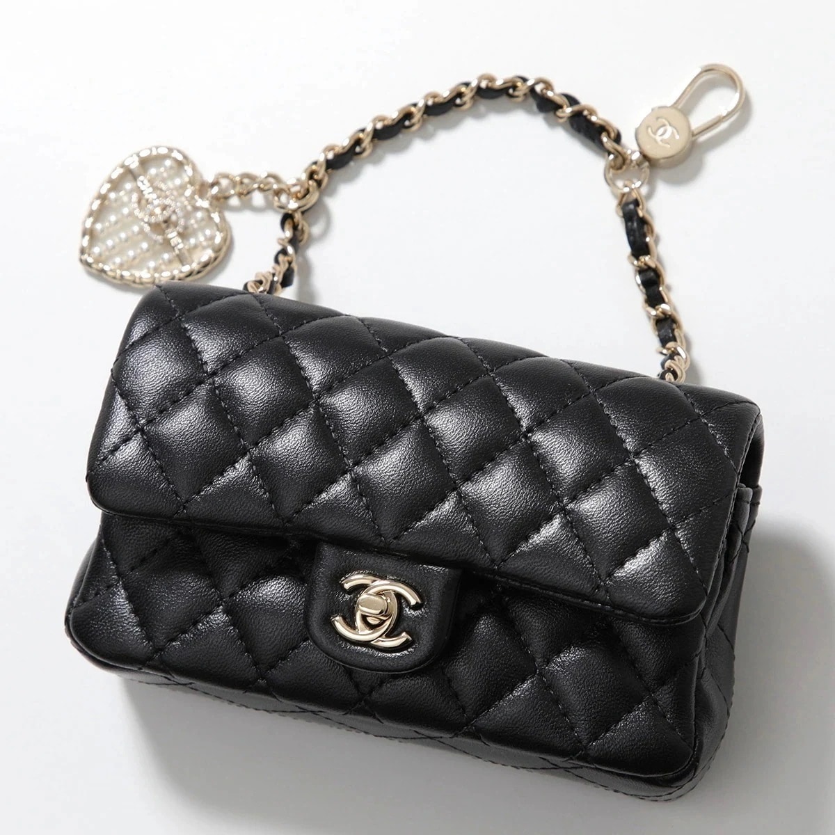 CHANEL シャネル ミニバッグ クラシック MATELASSE マトラッセ AP4760 B21221 ラムスキン チェーン フック+チャーム付き ココマーク 鞄 C3906