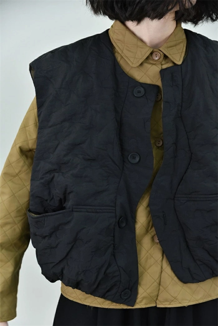 中綿ベスト レディース ベスト ショート丈 アウター ジャケット 無地 前開き トップス シンプル カジュアル 体型カバー 大人気 おしゃれ レイヤード 重ね着 冬服 防寒 暖かい 羽織り 通勤 通学