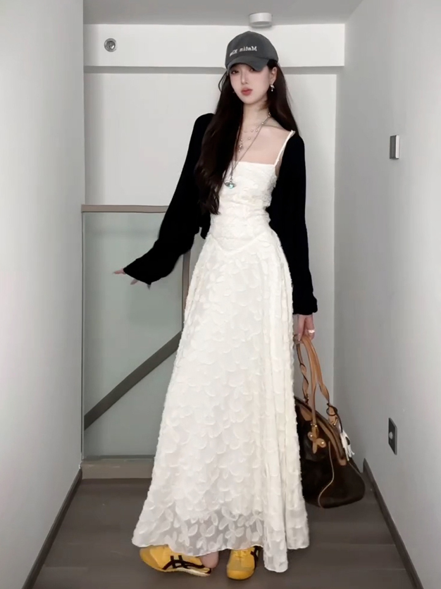 初恋のような優しい雰囲気のジャカード織りキャミソール女性用夏の休暇にぴったりの美しいロングセット秋