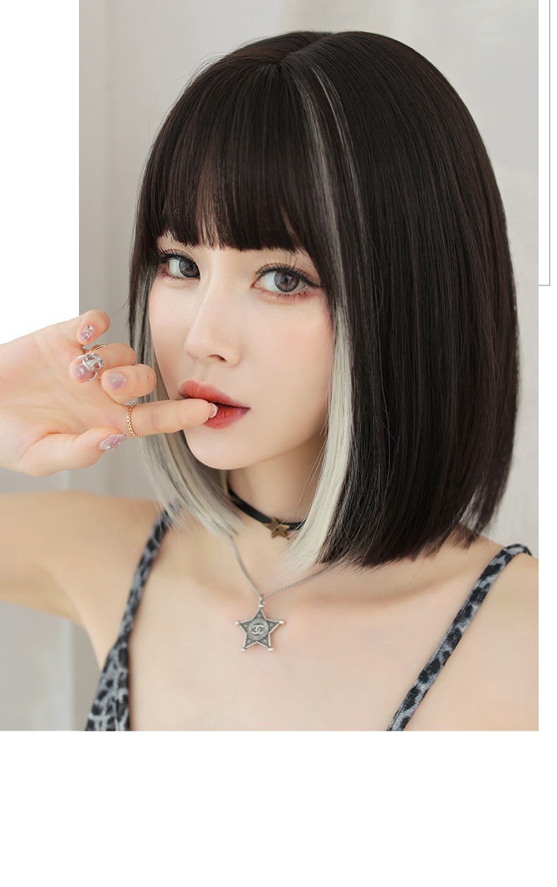 人気のショートウィッグ 丸顔に似合うボブヘア 鎖骨レングスの全頭セット 33CM 黒×ミルクブラウンのグラデーション 髪の毛は内巻きで自然な仕上がり 前髪はぱっつんで可愛く耳かけスタイルも楽しめる！