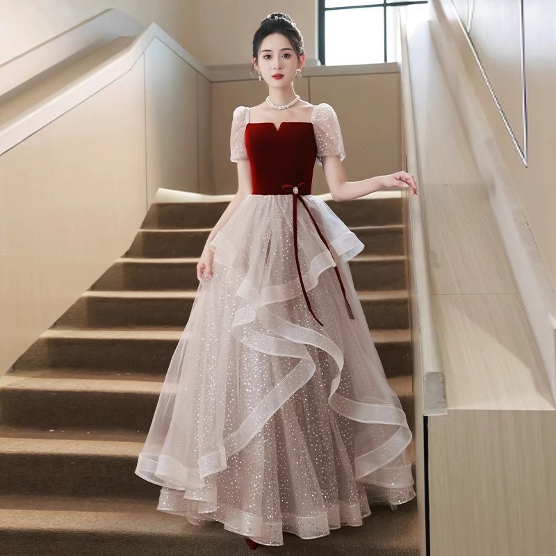 ウェア花嫁が冬に結婚するときに通常着用できる女性用婚約気質イブニングドレス