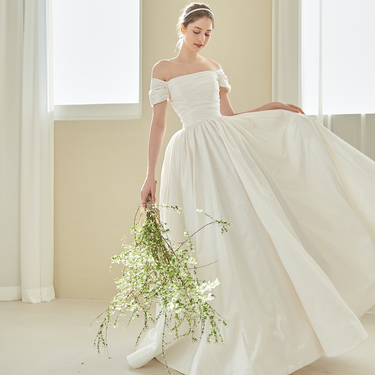 気質のあるウェディングドレスレトロなワンショルダーのシンプルな婚約登録ドレス旅行撮影の花嫁の散歩ドレス