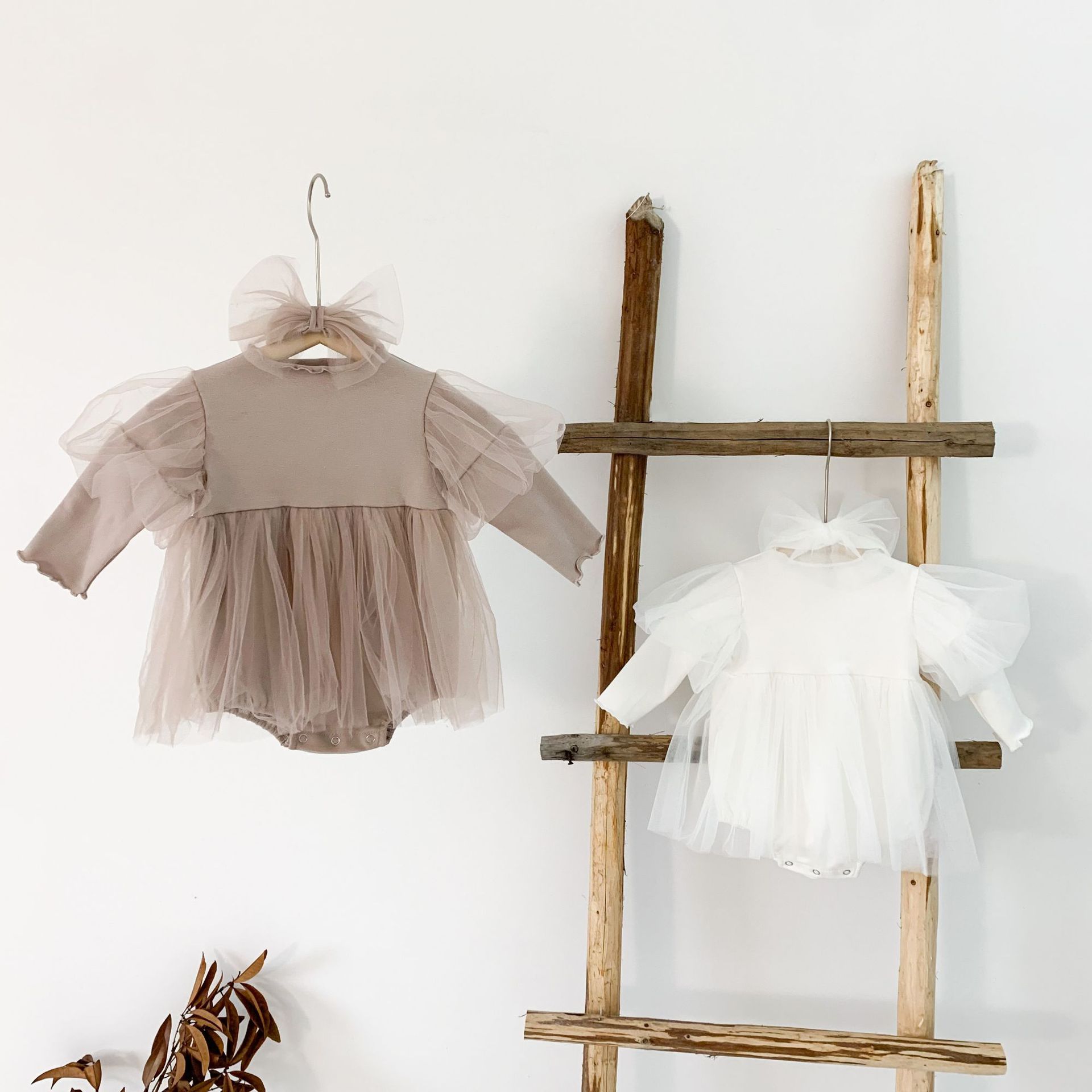 福袋 子供服の子供服と子供服の春の韓国版の網糸の泡の袖の子供服のは子供を連れて外出して服を持ちます ロンパース