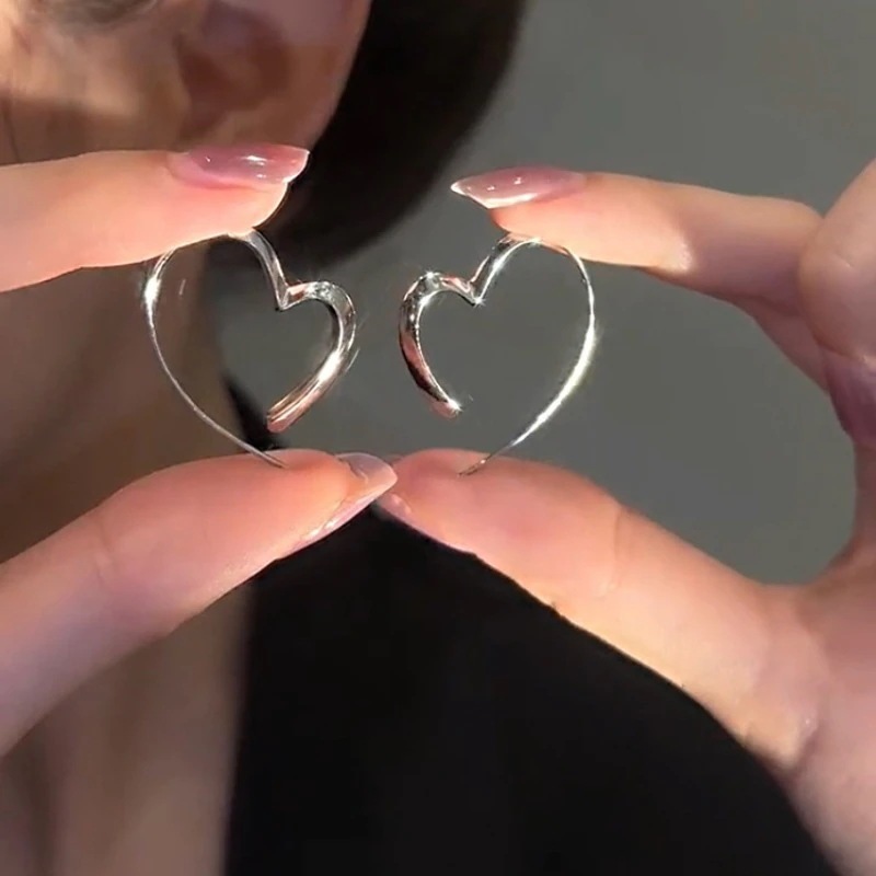 シンプルな気質のハートイヤリング小人数のデザイン感高級耳輪軽量贅沢なシルバーピンピアス冷風百合ピアス