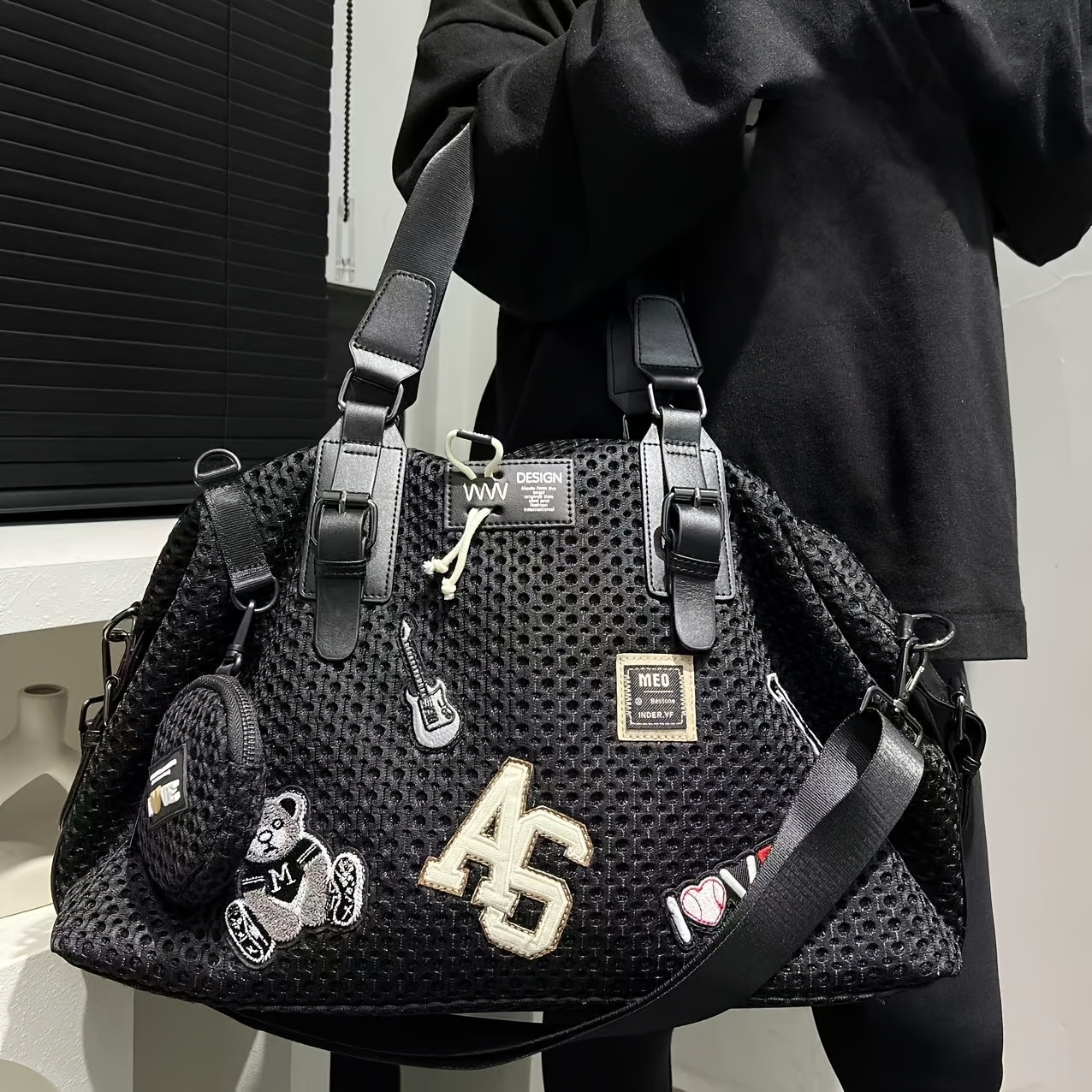 ナイロン製 大容量ショルダーバッグ レディース ブラック テディベアパッチ付き かわいい 軽量 肩掛け 旅行 通学 通勤 マザーズバッグ おしゃれ 多機能 大きめ トート カジュアルバッグ