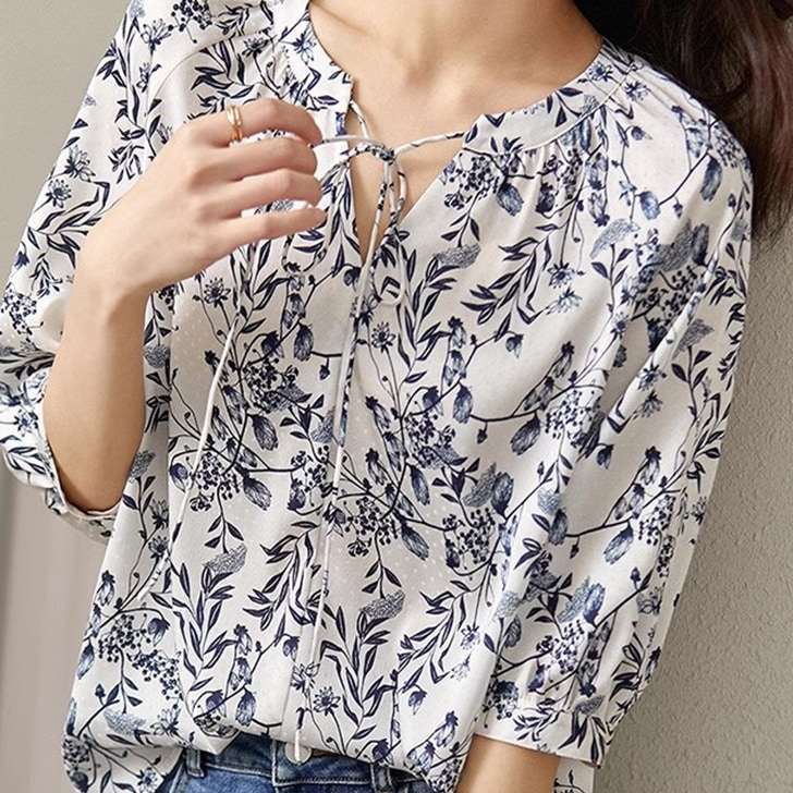 レディース トップス シャツ ブラウス プルオーバー 7分袖 襟なし フェミニン リボン 薄手 かわいい 大人可愛い きれいめ シンプル カジュアル 上品 おしゃれ レトロ こなれ感 ラフ ガーリー