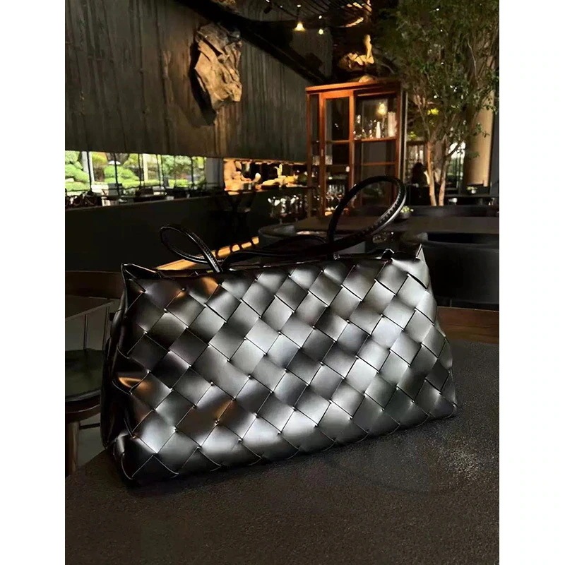 本革トートバッグ25新型ブラック感手編み牛革編みビッグバッグ女性のシンプルショルダーバッグ