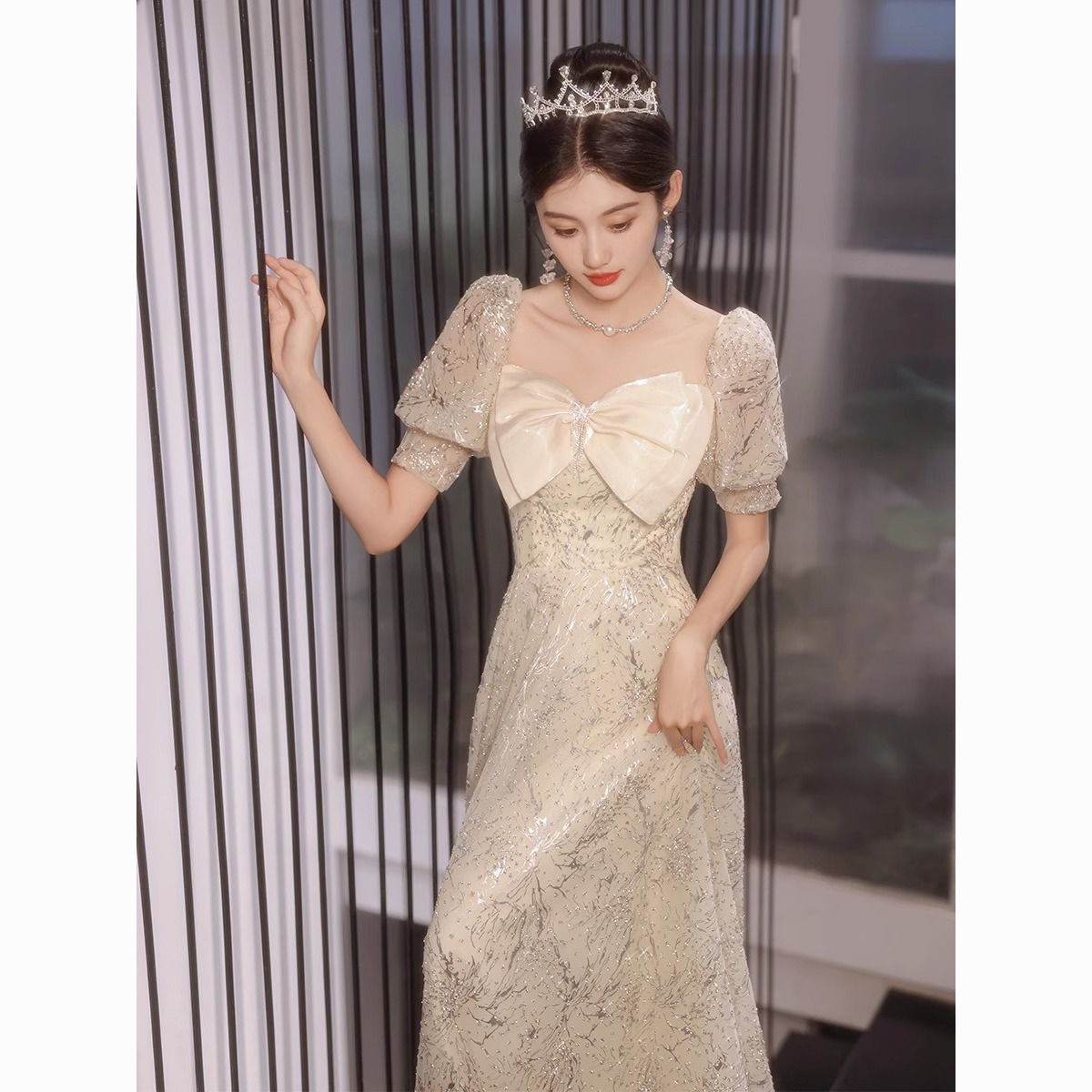 タキシードのスカートの女性のタイプは軽くて豪華です