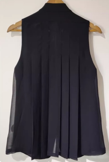 レディース トップス ベスト 上着 袖なし ノースリーブ Vネック 襟付き ストレート スマート プリーツ きれいめ シンプル 上品 おしゃれ かっこいい こなれ感 クール フォーマル 都会的 無地