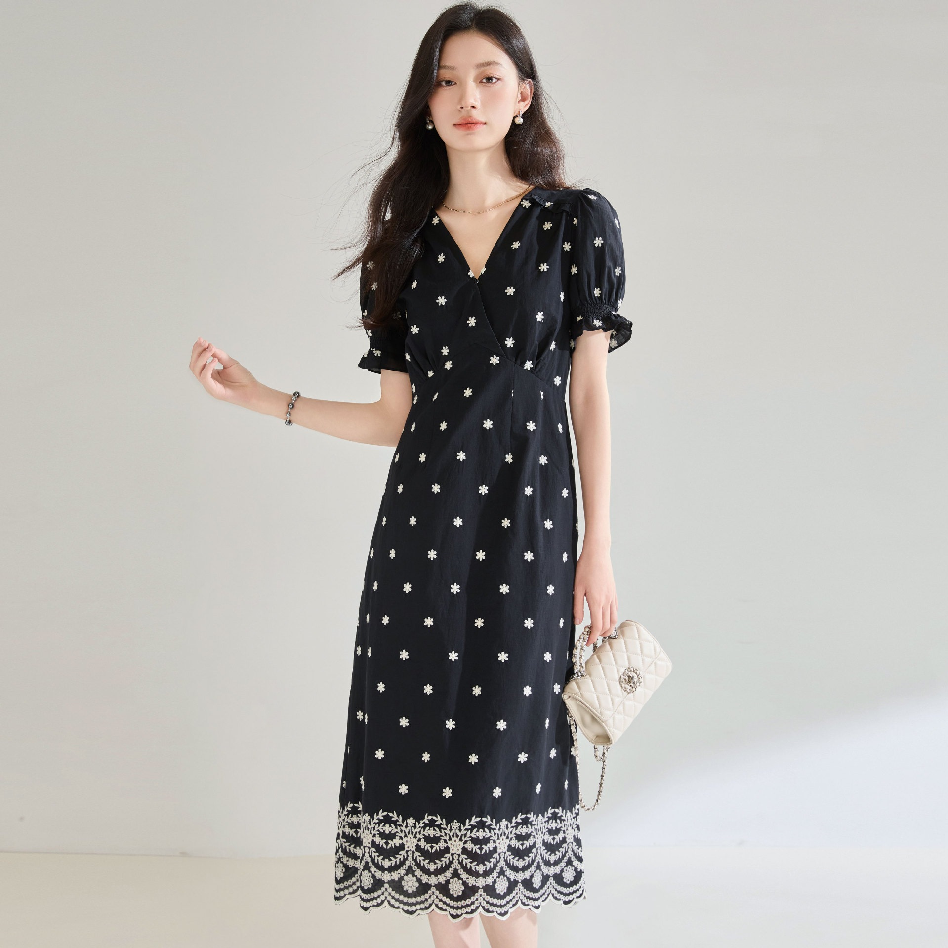 【送.料.無.料.急速発送】装重工定位透かし刺繍純綿Vネック半袖収納ウエスト痩せワンピース