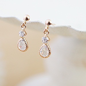 ブルームーンストーンが輝く雫がゆれるピアス　そのうえにはキュービックジルコニアも輝く　K10 メール便１０金ピンクゴールド 5,301円