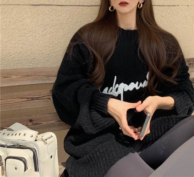 英字 ロゴ ルーズ ニットセーター レディース トップス ニット セーター プルオーバー チュニック ニットワンピ 丈長 長袖 萌袖 ラウンドネック 襟なし リブ ニット かわいい 大人可愛い シンプ