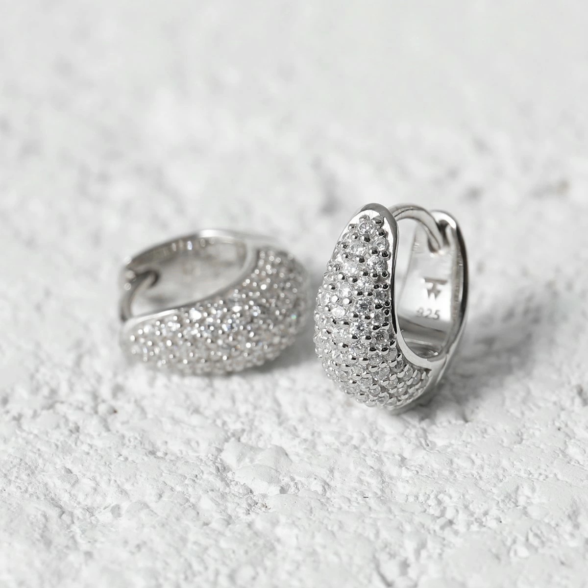 TOMWOOD トムウッド ピアス Ice Huggie Pave アイス ハギー パヴェ 100525 E33IHCZ01S925 レディース フープ ジルコニアストーン silver925 シルバ