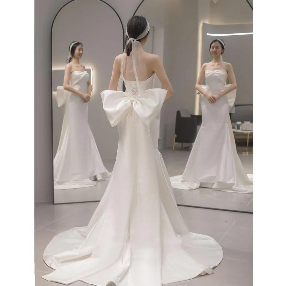 サテンの胸を拭いてウェディングドレスを軽くします