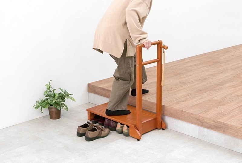 玄関台 踏み台 手すり付き 木製 ステップ 頑丈 安心安全 踏台 階段 ブラウン 介護 バリアフリー 滑り止め 幅70cm 踏み台高さ12cm