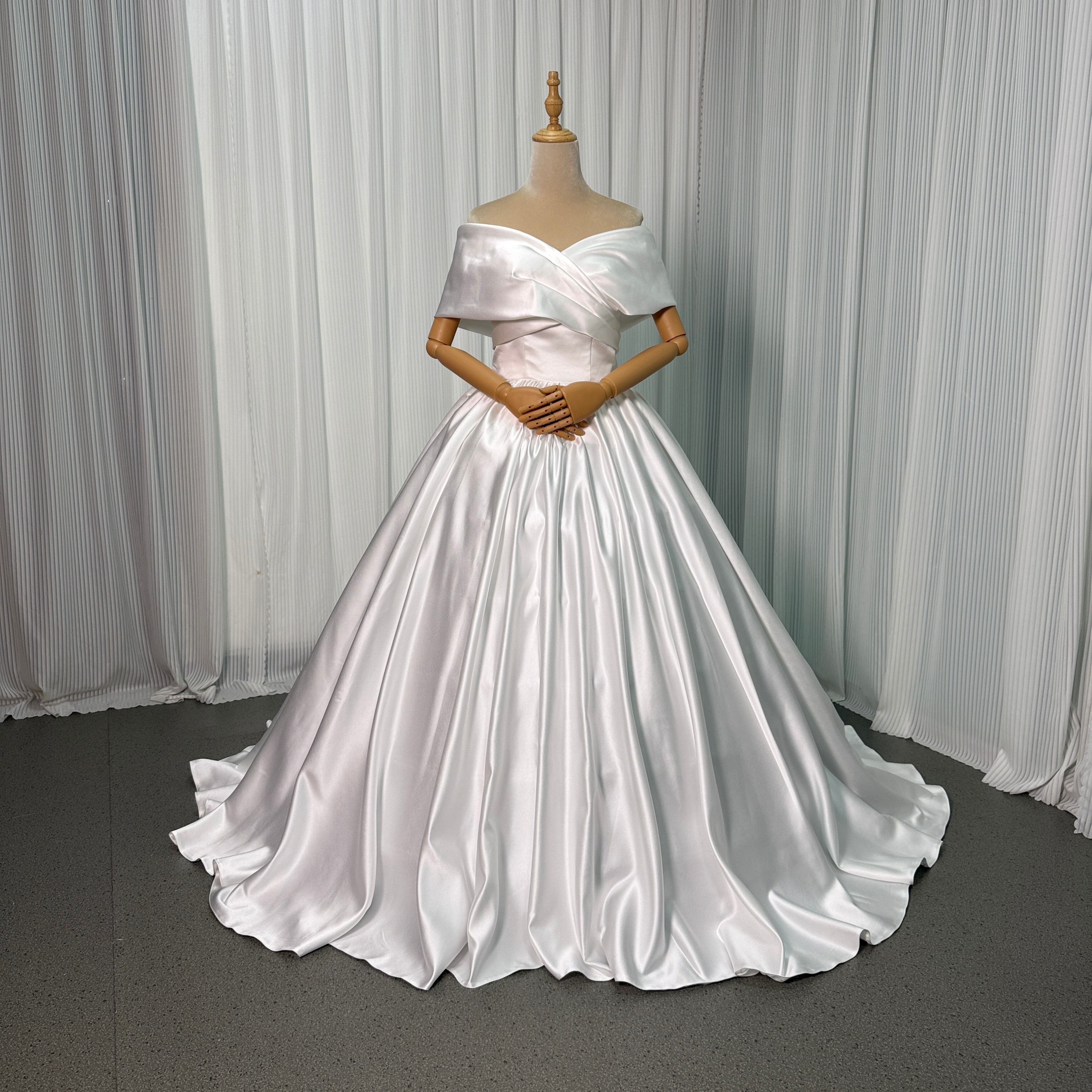 ウェディングドレス オフショルダー 光沢サテン フレアスカート ロングトレーン くるみボタン 結婚式