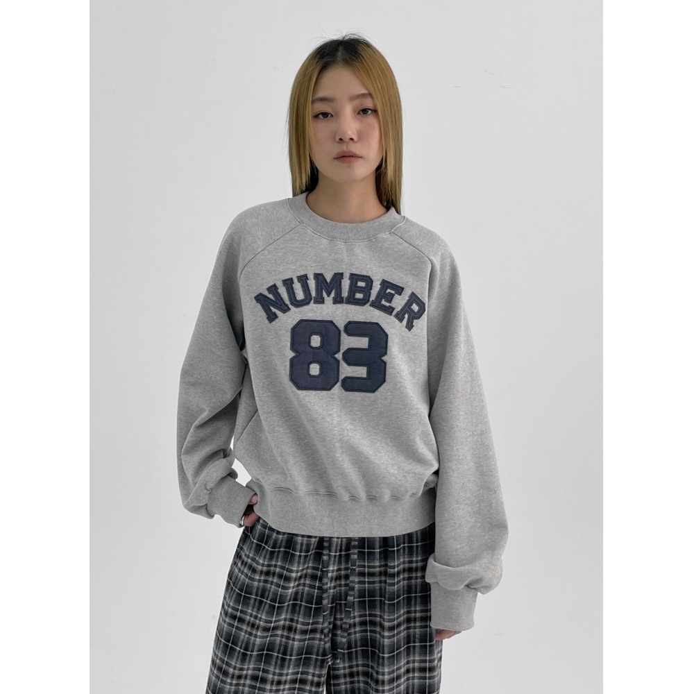 ブラックアップウェイトゥブラッシュドナンバリングスウェットシャツ